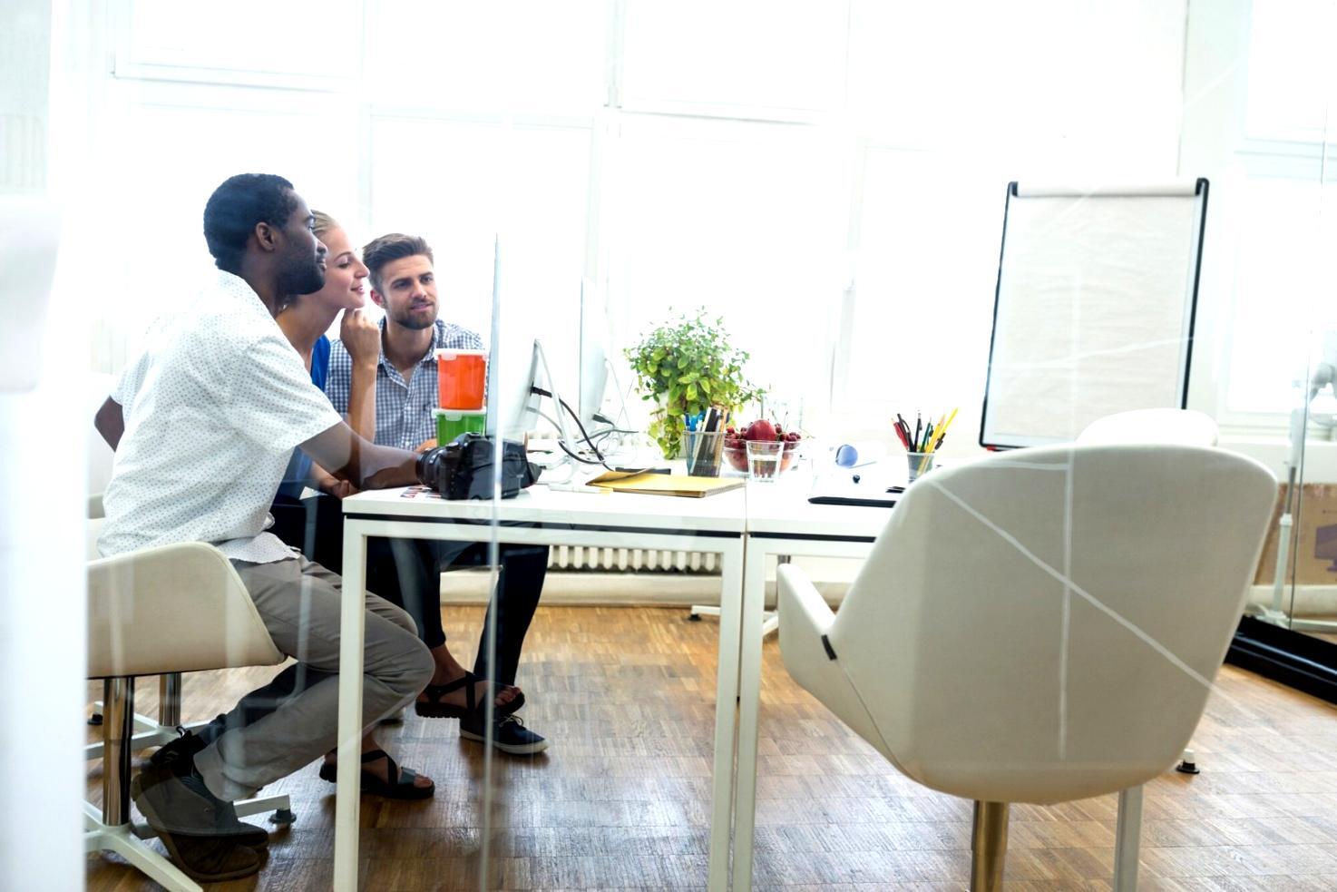 Familie bei Finanzplanung am Küchentisch